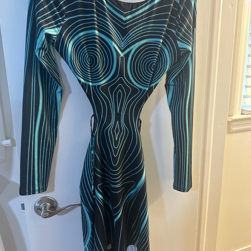 Elegant Black and Green Patterned Dress